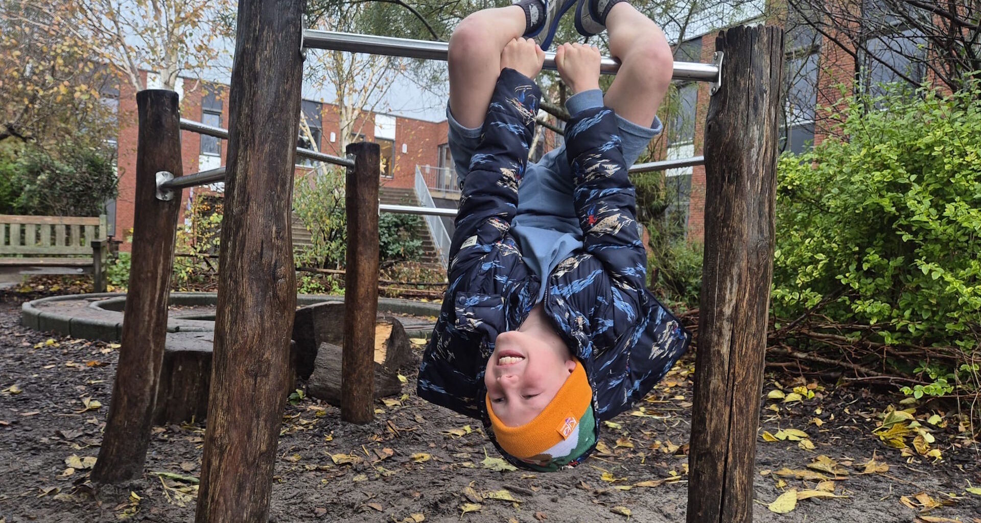 Jesse (9) trotseert de kou in korte broek