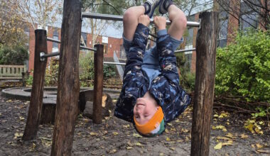 Jesse (9) trotseert de kou in korte broek