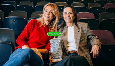 Froukje de Both reikte maandagochtend de Top 4000 Oeuvre Award uit aan Jet de Nijs, de weduwe van Rob de Nijs.