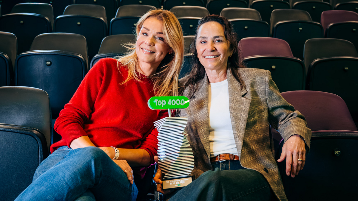 Froukje de Both reikte maandagochtend de Top 4000 Oeuvre Award uit aan Jet de Nijs, de weduwe van Rob de Nijs.