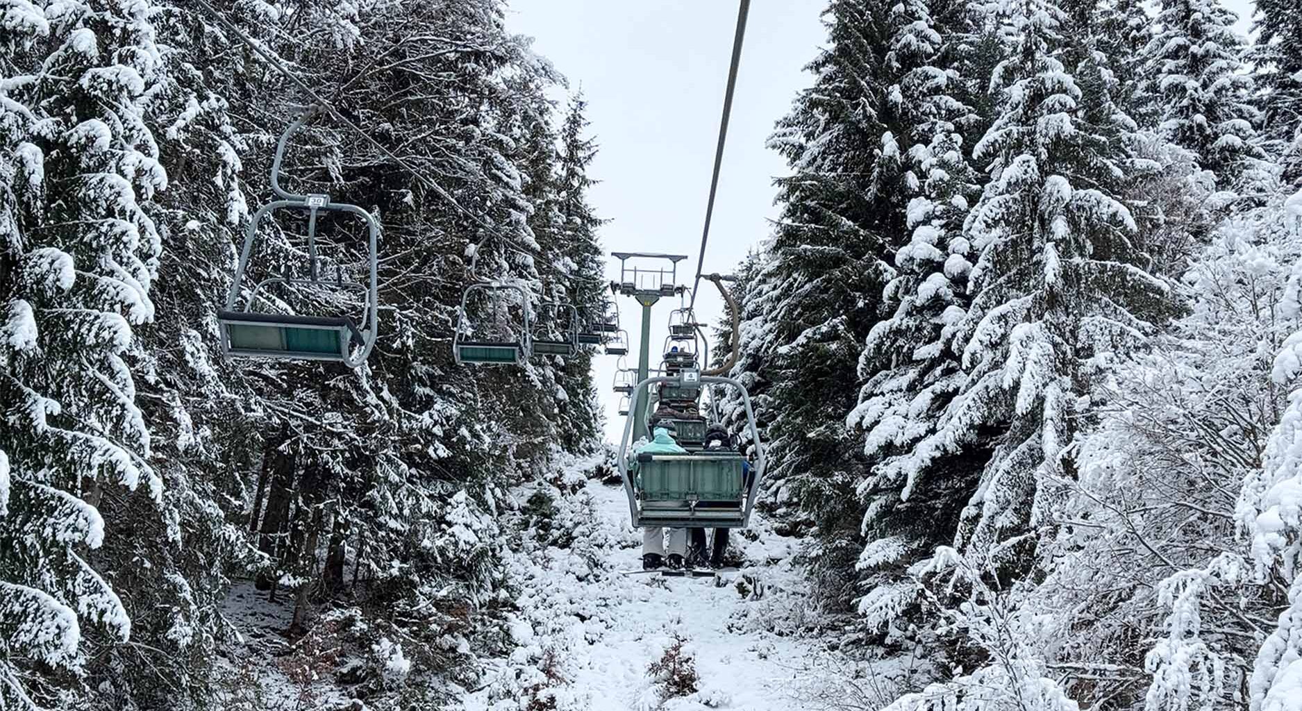 Waarom je vaak de beste sneeuw vindt bij oude tweezitters en sleepliften