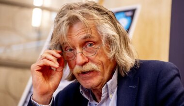 Johan Derksen ziet titel 'meest sexy man van 2025' aan zich voorbij gaan