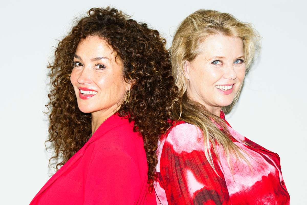 Ademnood - Linda, Roos en Jessica (Nieuws, Muziek) kijken