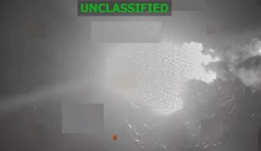 Beeld van de aanval op de vermoedelijke drugsboot.