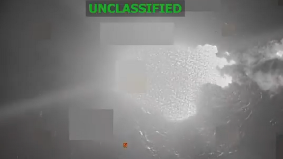 Beeld van de aanval op de vermoedelijke drugsboot.