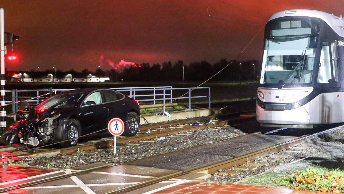 De Tesla kwam rond 6 uur ’s ochtends om nog onbekende reden op het spoor terecht ter hoogte van de Randweg. 