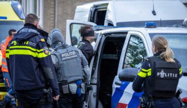 Een verwarde man met een samoeraizwaard is dinsdagmiddag aangehouden in de Boerhaavestraat in Vlaardingen