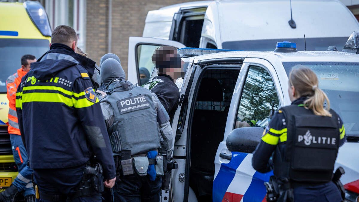 Een verwarde man met een samoeraizwaard is dinsdagmiddag aangehouden in de Boerhaavestraat in Vlaardingen