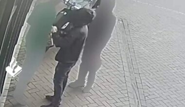 De verdachte voor de supermarkt.