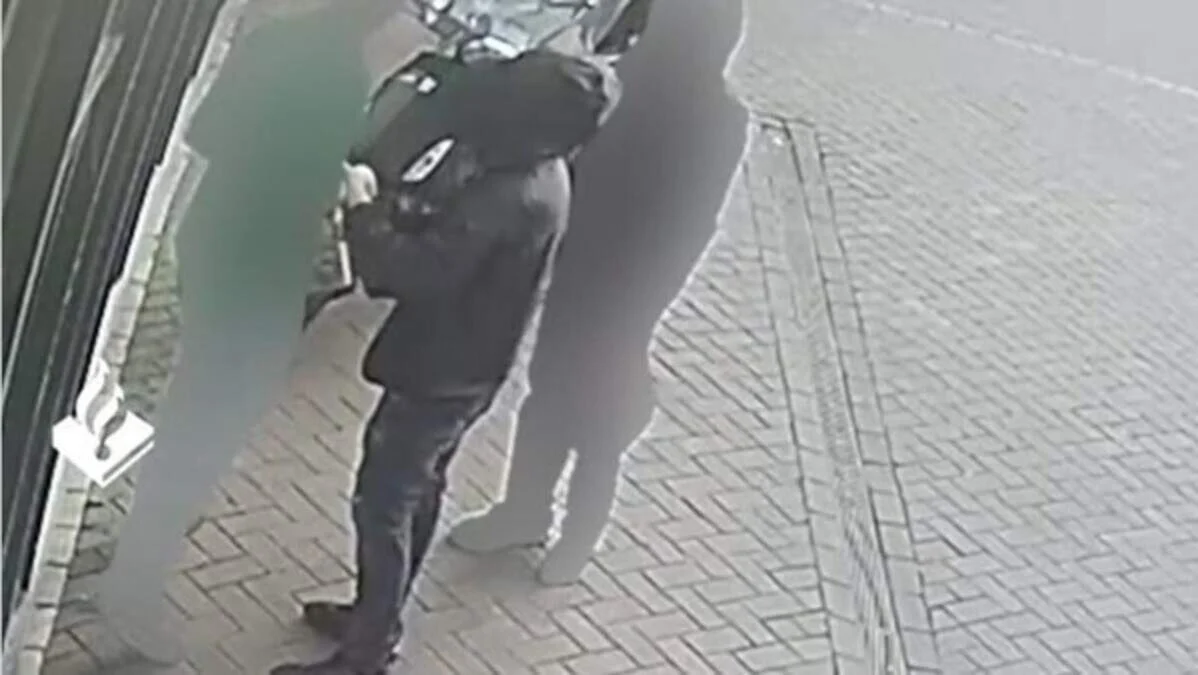 De verdachte voor de supermarkt.