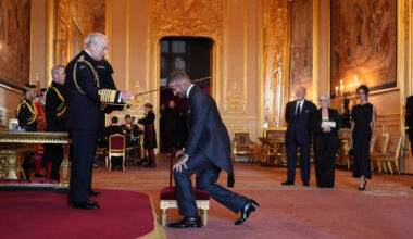 Sir David Beckham door koning Charles tot ridder geslagen: ’Veel beter dan dit wordt het niet’ - De Telegraaf