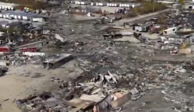 De crash veroorzaakte een enorme vuurbal en een brand die zich over bijna een kilometer uitstrekte. 