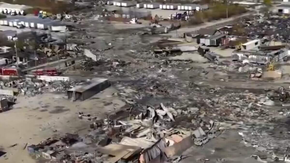 De crash veroorzaakte een enorme vuurbal en een brand die zich over bijna een kilometer uitstrekte. 