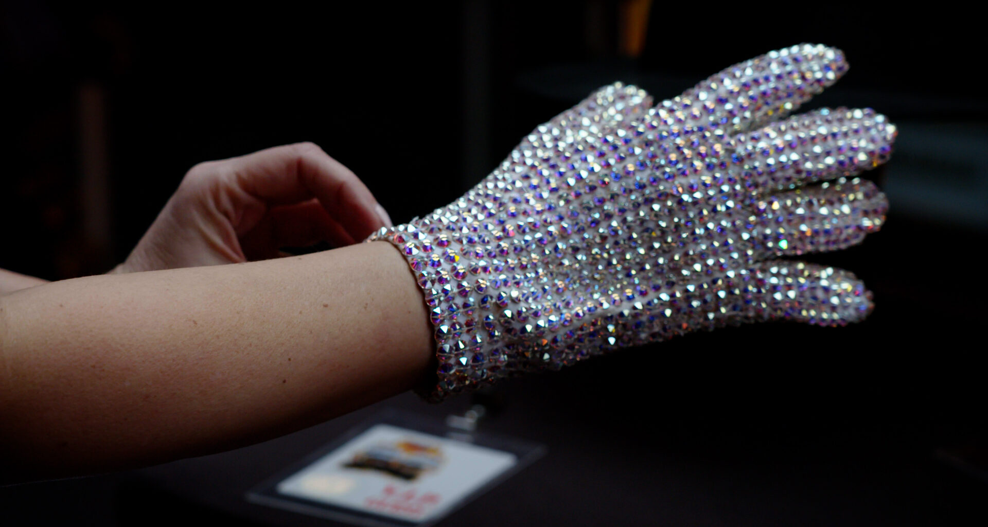 Diamanten handschoen van Michael Jackson onder de hamer in Tilburg: 'Dit wil iedere echte fan hebben' - Omroep Tilburg