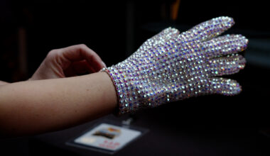 Diamanten handschoen van Michael Jackson onder de hamer in Tilburg: 'Dit wil iedere echte fan hebben' - Omroep Tilburg