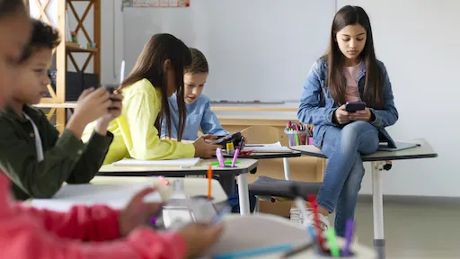 Ouders spreken massaal af om kind onder 14 jaar te laten opgroeien zonder smartphone