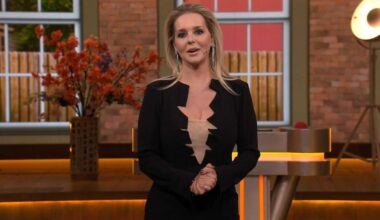 Chantal Janzen ging terug naar 2015 in de Songfestival scheurjurk van Trijntje Oosterhuis.