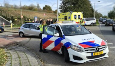 Jonge vrouw op fiets geschept