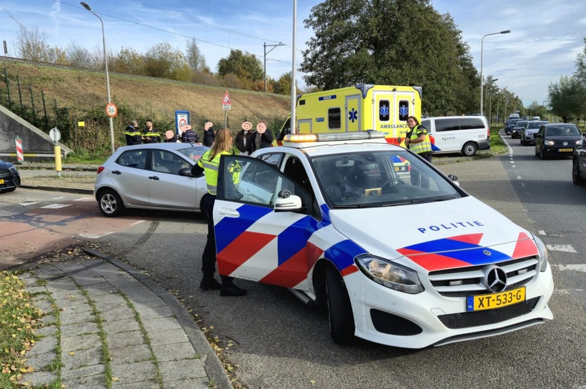 Jonge vrouw op fiets geschept