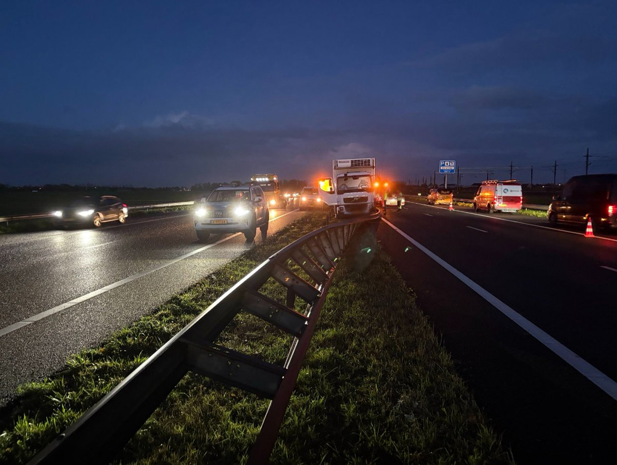 Aanrijding tussen auto en vrachtwagen op A15 bij Ochten zorgt voor urenlange hinder [+foto’s]