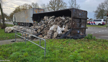 Container met plastic afval valt van aanhanger op N317 bij Doetinchem: meerdere aanrijdingen [+foto’s]