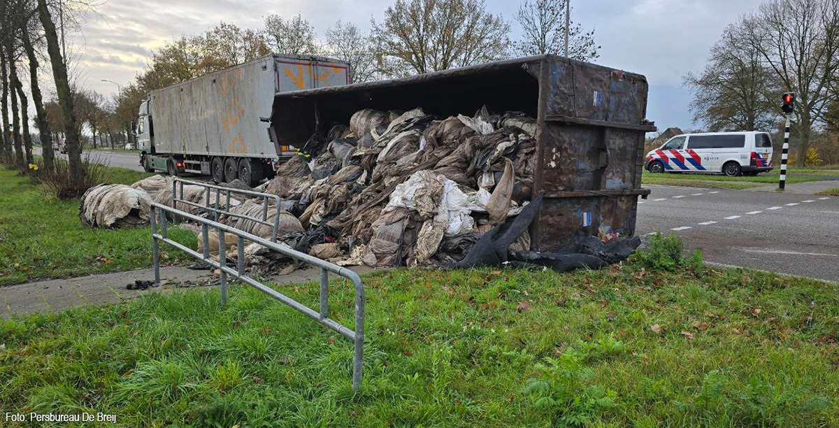 Container met plastic afval valt van aanhanger op N317 bij Doetinchem: meerdere aanrijdingen [+foto’s]