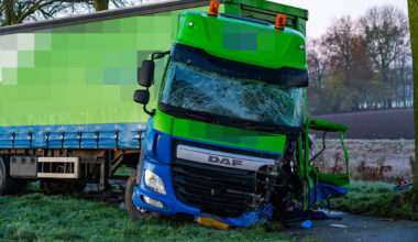 Bestelbus botst frontaal op vrachtwagen op Rietweg bij Dronten: bestuurder zwaargewond [+foto’s]