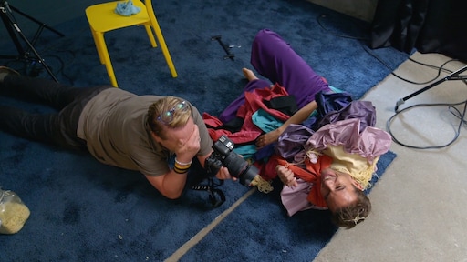 Oos Kesbeke en Aran Bade rollend over de grond van het lachen in Het Perfecte Plaatje: 'Die arme jongen'