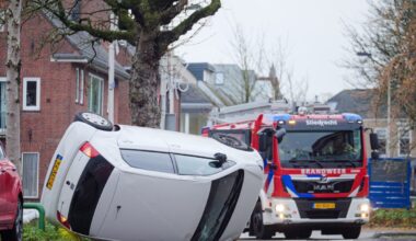 Auto belandt op zijkant na aanrijding met boom in Sliedrecht