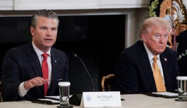 De Amerikaanse minister van Defensie Pete Hegseth met president Donald Trump.
