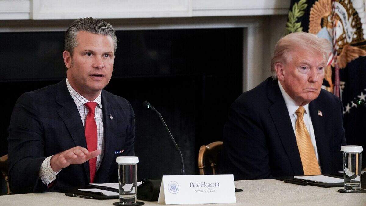 De Amerikaanse minister van Defensie Pete Hegseth met president Donald Trump.