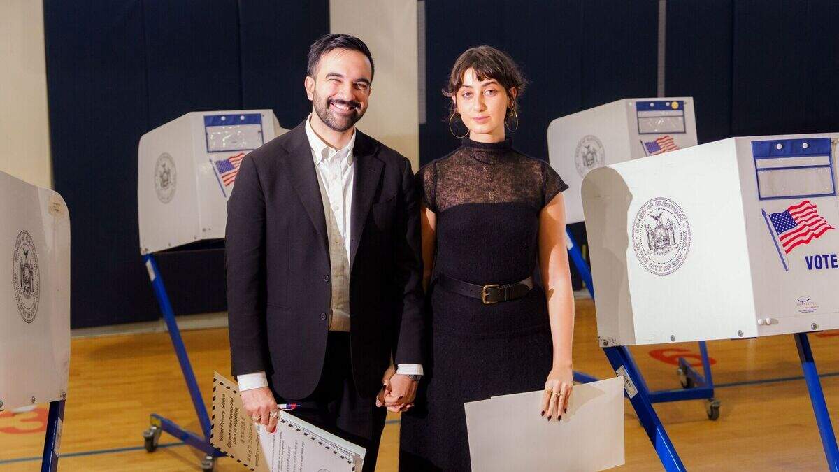 De aanstaande burgemeester van New York, de 34-jarige Zohran Mamdani, met zijn vrouw, de 28-jarige Amerikaans Syrische Rama Duwaji.