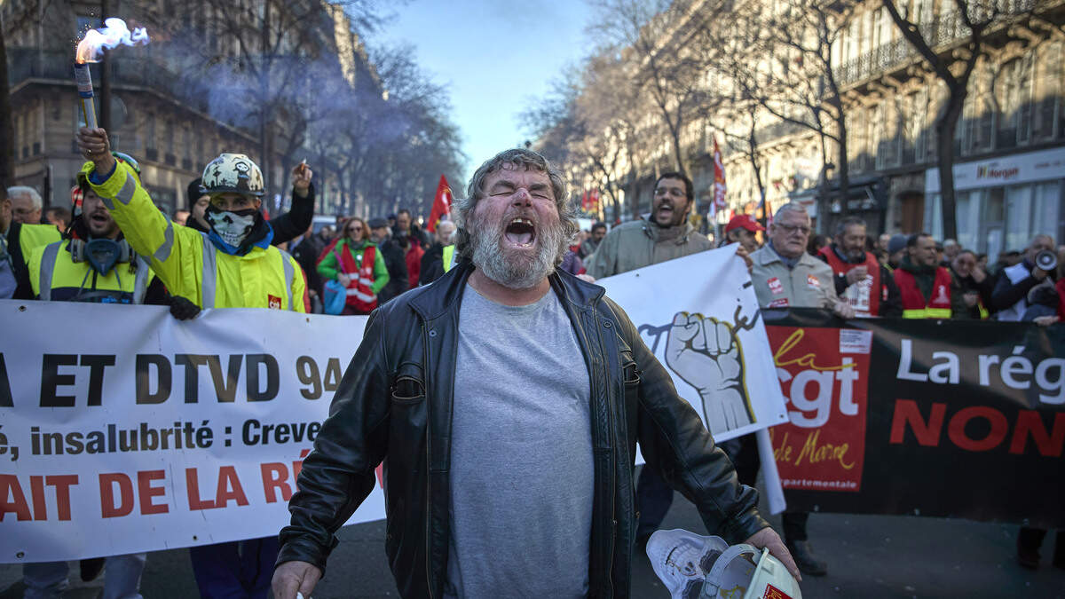 Het Franse parlement heeft ingestemd met het uitstellen van een omstreden pensioenhervorming.