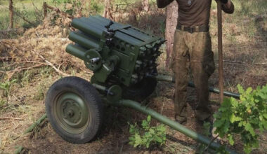 De Noord-Koreaanse Type 75 raketwerper op het slagveld in Oekraïne.