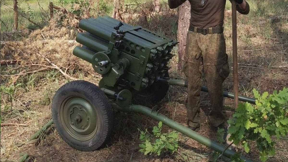 De Noord-Koreaanse Type 75 raketwerper op het slagveld in Oekraïne.