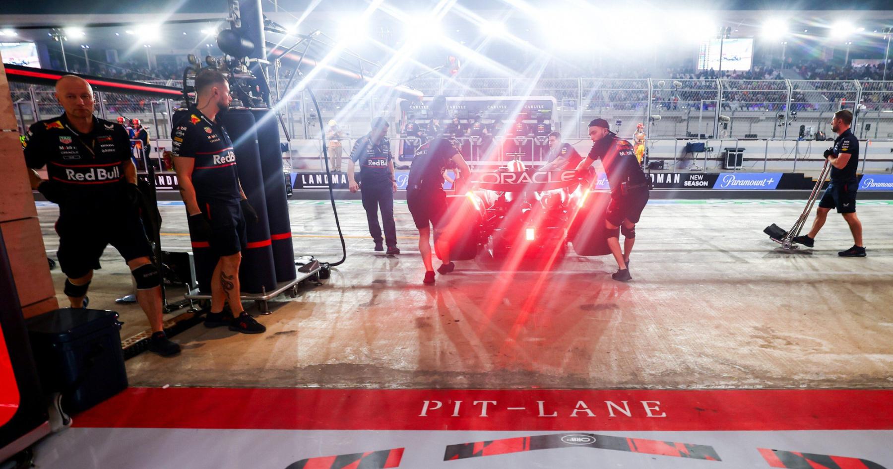 Red Bull vervangt handjevol onderdelen aan auto Verstappen