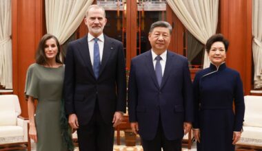 Letizia kiest jurk met snijgarens bij ontmoeting Xi Jinping