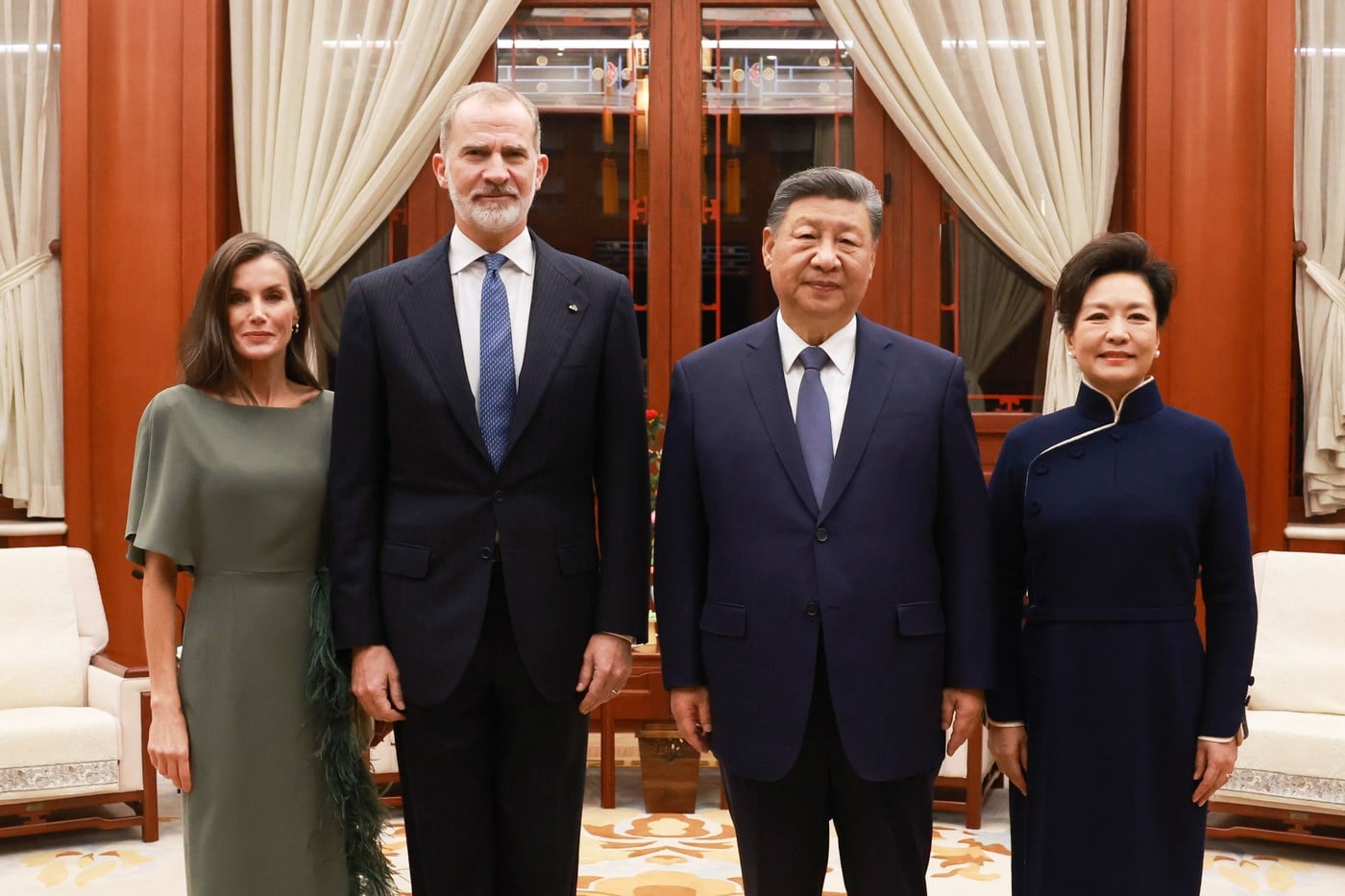 Letizia kiest jurk met snijgarens bij ontmoeting Xi Jinping