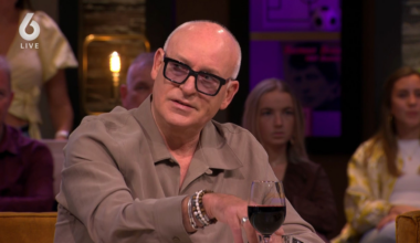 René van der Gijp haalt uit naar speler van Ajax: ‘Schandalig dat hij in Ajax-shirt speelt’