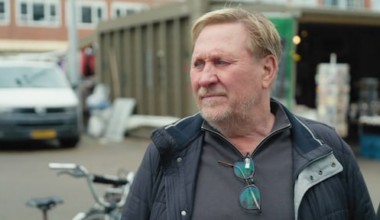 Oos Kesbeke emotioneel door gesprek over vader in De Augurkenkoning: 'Het raakt me'