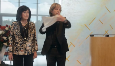 Cast giert om Martin Morero's vertolking van Ave Maria tijdens opnames Gooische Vrouwen