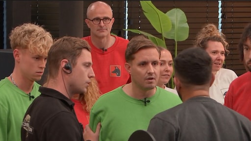 Angelo bedreigt nieuwkomer Fadi in De Bondgenoten, presentator Jan Versteegh moet ingrijpen