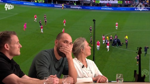 NEC-spits Bas Dost kijkt bij talkshow Eva naar reanimatie: 'Heftig om te zien'