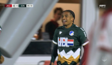 Man van 2 miljoen maakt enorme blunder bij Jong Ajax: 'Wat doe je!?'