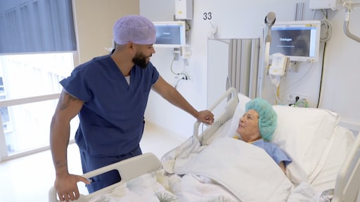 Hartpatiënt flirt erop los met verpleegkundige in Erasmus MC 24/7: 'Val je op ouder?'