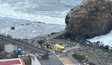 Hoge golven sloegen op de kust van Puerto De La Cruz op Tenerife en trokken mensen de zee in. Een Nederlandse vrouw zou een van de slachtoffers zijn.