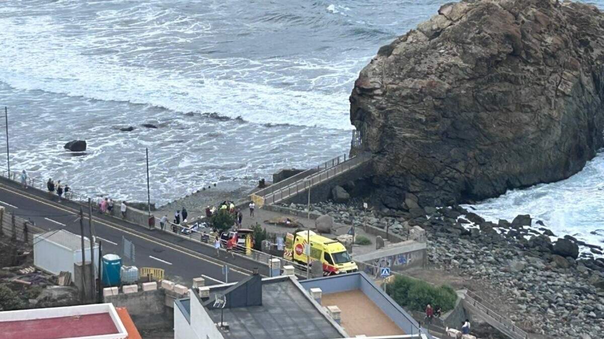 Hoge golven sloegen op de kust van Puerto De La Cruz op Tenerife en trokken mensen de zee in. Een Nederlandse vrouw zou een van de slachtoffers zijn.