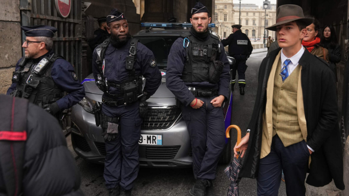 Ware identiteit van ‘detective' aan Louvre is bekend: 15-jarige die “ervan houdt om chic te zijn”