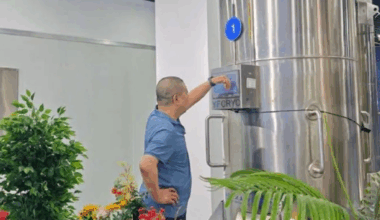 Gui, die zegt dat zijn vrouw onvervangbaar is, controleert de cryogene capsule waarin ze verblijft. 