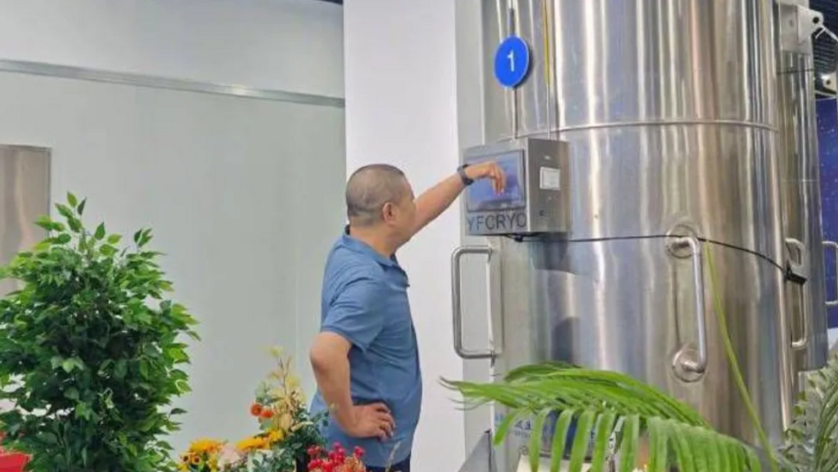 Gui, die zegt dat zijn vrouw onvervangbaar is, controleert de cryogene capsule waarin ze verblijft. 